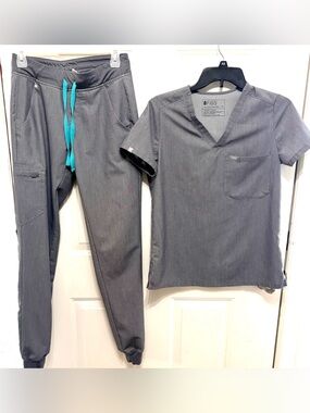 Figs V-Neck One-pocket sz XS and Zamora joggers XS Tall